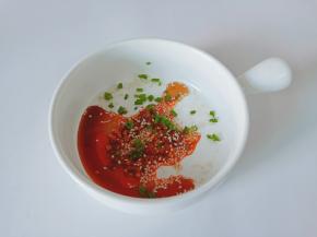 香葱切成末放一点碗里。