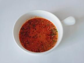 煮饺子原汤舀一勺。