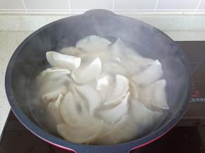 锅里水开下饺子，煮饺子时水里放一点点盐，防止饺子粘锅，饺子不易破皮。