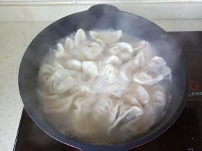 开大火煮饺子，记得轻轻晃动锅，不会粘锅底。