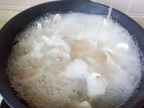 煮饺子时水开加一次清水，等到水再一次沸腾，饺子全部漂浮起来，再加一次清水。