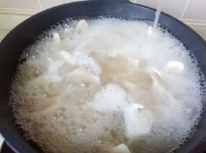 煮饺子时水开加一次清水，等到水再一次沸腾，饺子全部漂浮起来，再加一次清水。