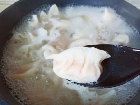 等饺子全部浮起，就煮熟可以捞出来了！