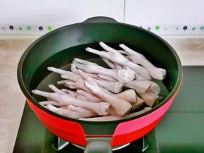 鸡爪焯水，冷水下锅烧开后煮两分钟，捞出用温水冲洗干净。

