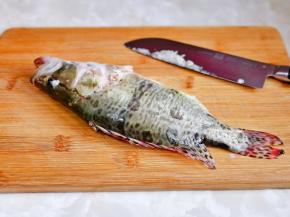 首先将鱼鳞刮掉。
