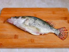 去除内脏及鱼鳃。