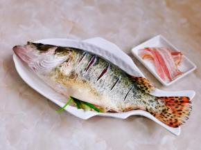 再把姜葱塞到鱼的肚子里。