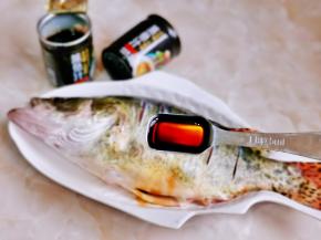 加入蒸鱼汁与料酒。