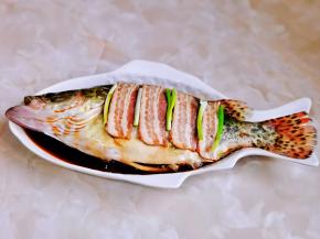 放上葱段腌制30分钟。