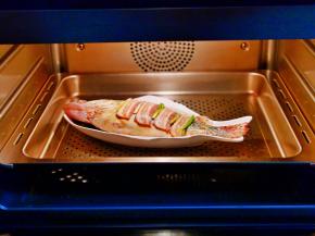 腌好的鱼蒸15到18分钟，具体时间根据鱼的大小来调整。