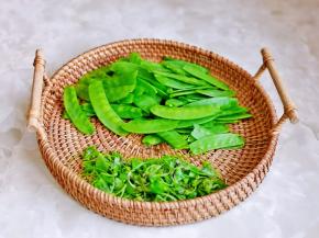 荷兰豆去掉根部与尖部。