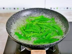 锅中加入水盐几滴食用油烧开，再下入荷兰豆焯水30秒捞出过冷水。