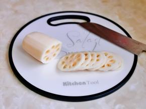 莲藕去皮洗净切薄片泡盐水。