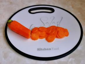 胡萝卜去皮洗净切片。