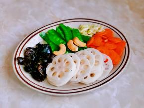 大蒜去皮切碎，准备工作完成。