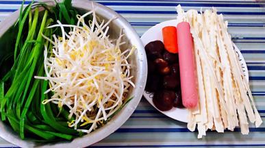 准备原材料刀削面、韭菜、豆芽、香菇、胡萝卜、香肠