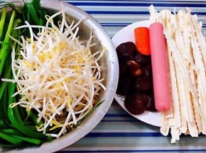 准备原材料刀削面、韭菜、豆芽、香菇、胡萝卜、香肠