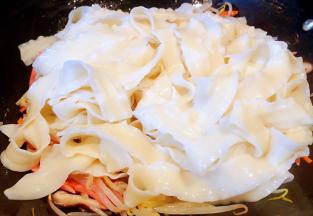 放入刀削面中小火翻炒