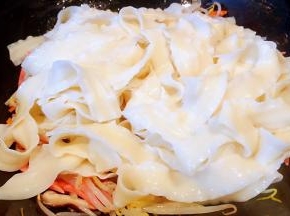 放入刀削面中小火翻炒
