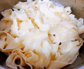 锅中烧开水下入刀削面大火煮至刀削面熟透但不失劲道后立即放入冷水中过凉再沥干水份