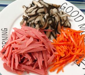 香肠、胡萝卜、香菇切成丝备用