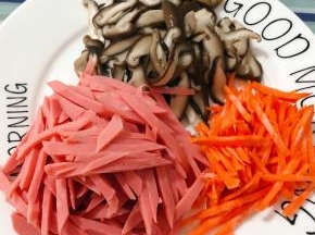 香肠、胡萝卜、香菇切成丝备用
