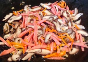 放入胡萝卜炒至断生再放入香肠和香菇炒匀