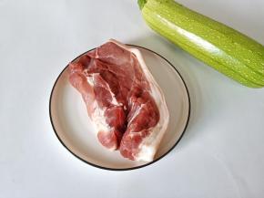 准备前腿肉、西葫芦、饺子皮。