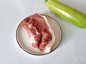 准备前腿肉、西葫芦、饺子皮。