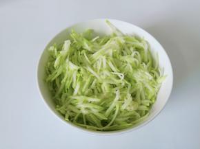 西葫芦削皮，用擦丝板擦成丝，捏紧去除多余的水份。