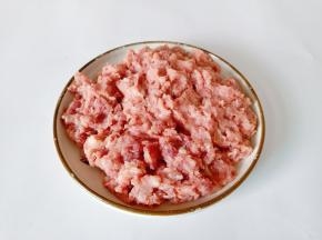 猪肉用温水多清洗几遍，去除猪皮剁成肉馅。