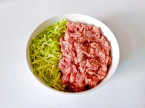把肉馅、西葫芦丝放入大的容器里。