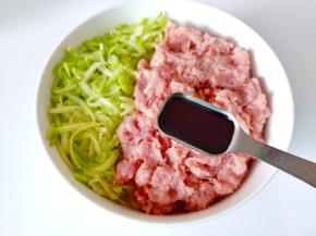 加入六月鲜10克轻盐特级原汁酱油。