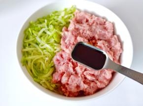 加入六月鲜10克轻盐特级原汁酱油。