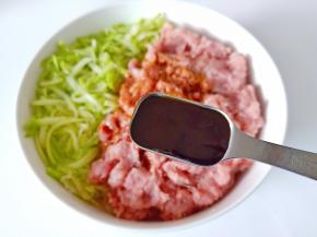 加味达美臻品蚝油一勺。