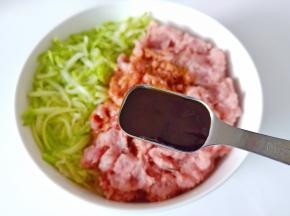 加味达美臻品蚝油一勺。