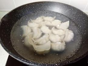 锅里放适量的清水加一点盐，水开放入饺子开大火煮。