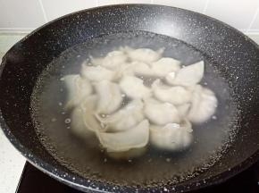 锅里放适量的清水加一点盐，水开放入饺子开大火煮。