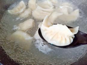 煮到饺子再次浮起就可以关火了！