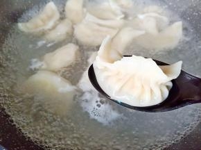 煮到饺子再次浮起就可以关火了！