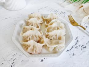 薄皮大馅的西葫芦肉馅饺子就可以品尝了！