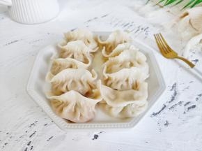 薄皮大馅的西葫芦肉馅饺子就可以品尝了！