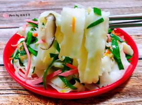 刀削面入口浓浓的面香混搭着各种时蔬的味道让人唇齿留香回味无穷