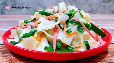 时蔬炒刀削面装入盘中就大功告成了