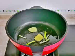 起油锅加入切好的姜葱，煸炒出香味儿。
