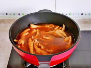 加入纯净水，没过食材为佳，大火烧开后转小火慢炖20分钟。