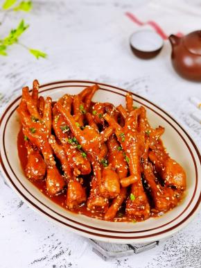 红烧汁焖鸡爪。