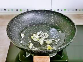 起油锅加入蒜末炒出香味。