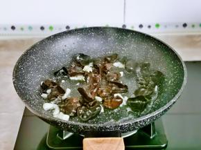 再加入泡发的木耳煸炒。
