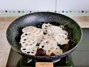 再加入泡过盐水的藕片，翻炒均匀。
